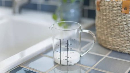 Чистішим одяг не стане: що буде, якщо використати забагато прального засобу