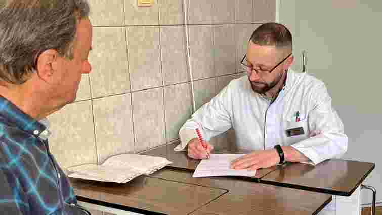 Набряки ніг: що їх провокує і чи можна самотужки їх позбутися