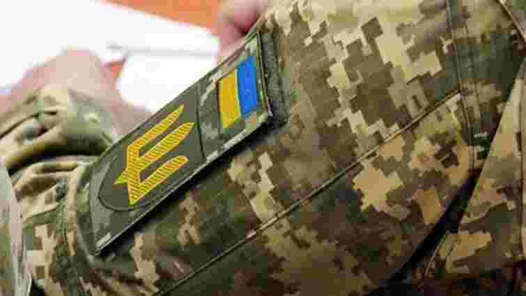 Військового та поліцейського з групи оповіщення ТЦК у Львові затримали на хабарі 3500 доларів