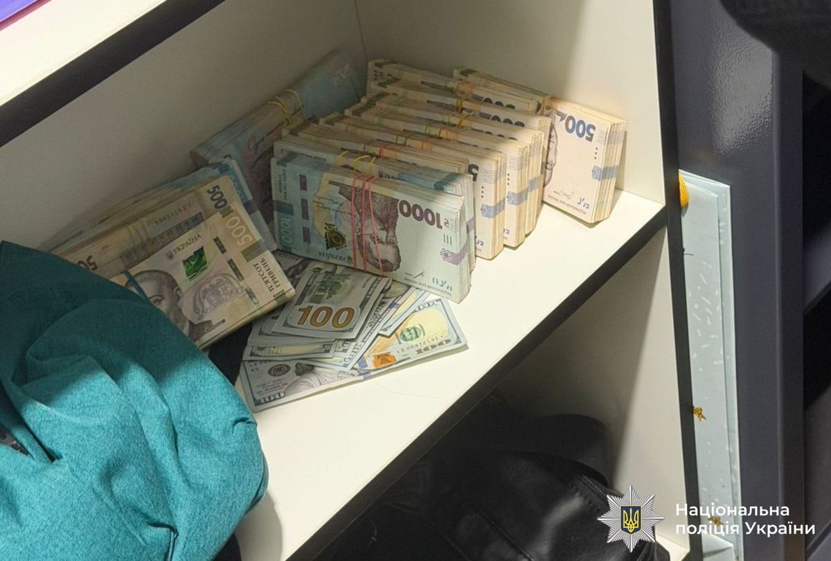 В ексдиректора держпідприємства на Прикарпатті вилучили вкрадені гроші