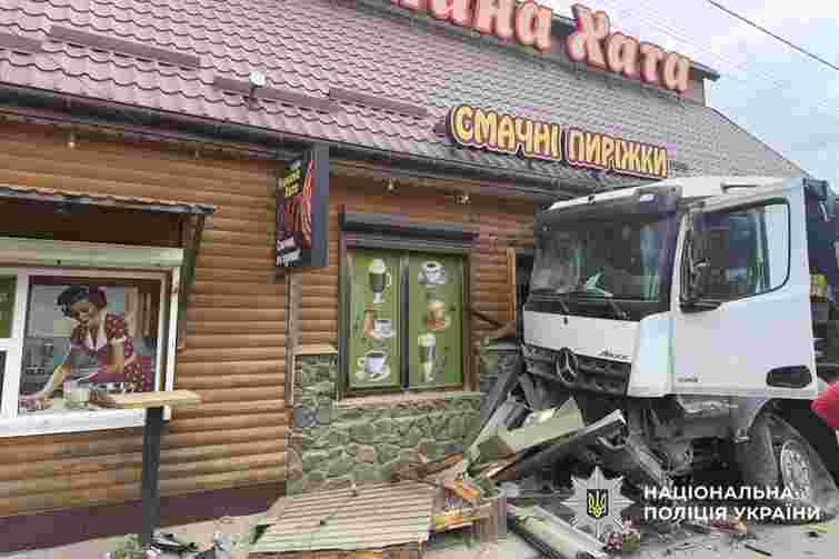 Вантажівка протаранила авто і врізалася в кафе на Хмельниччині, є загибла і травмовані