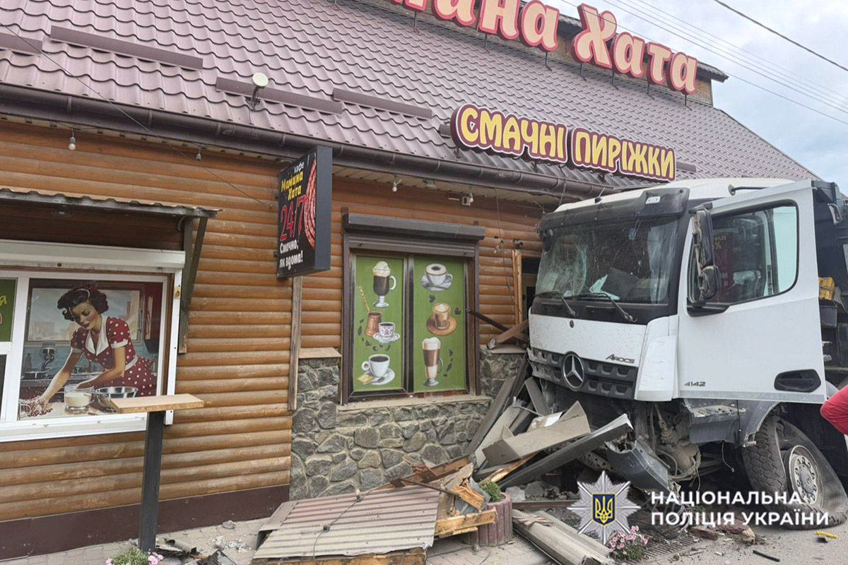 Вантажівка протаранила авто і врізалася в кафе на Хмельниччині, є загибла і травмовані