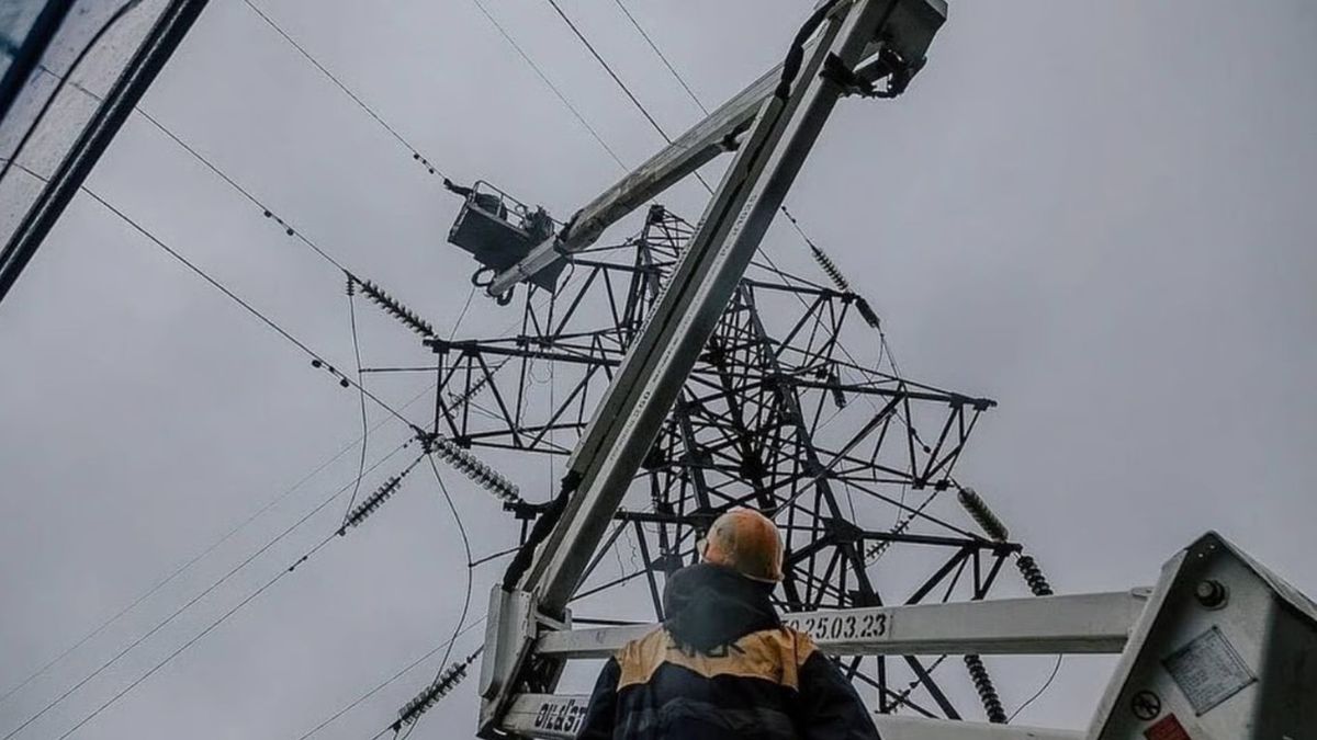 Російські атаки спричинили перебої зі світлом у восьми областях