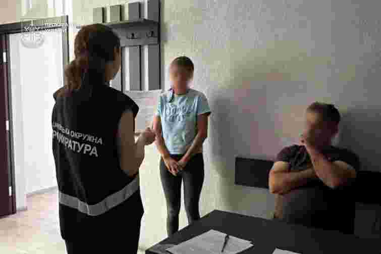 Закарпатка роздягала 13-річну доньку під час стрімів в інтернеті