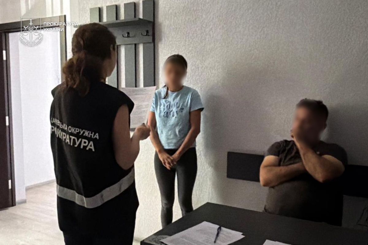 Закарпатка роздягала 13-річну доньку під час стрімів в інтернеті