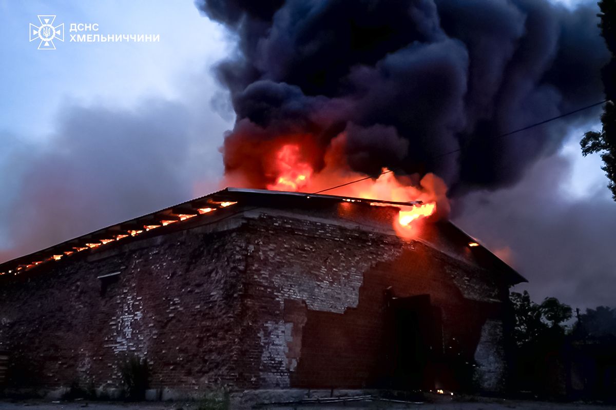 Після нічної атаки БпЛА на Хмельниччині пошкоджені підприємства та горять склади