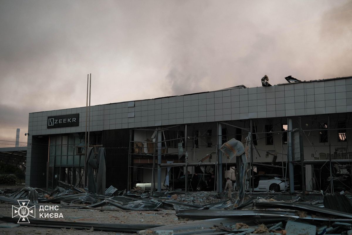 Під час обстрілу Києва росіяни знищили автосалон Zeekr на Подолі