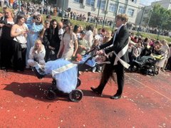 Львівська випускниця на візку танцює вальс після відмови в участі у святі. Відео дня
