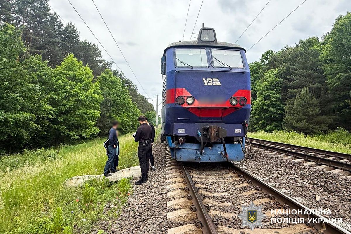 Підліток у навушниках переходив колії на Рівненщині та потрапив під потяг