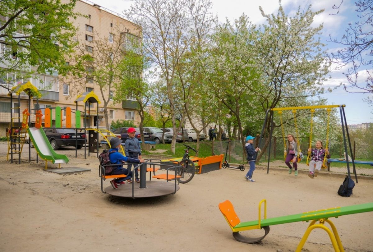 У Тернополі облаштують 22 дитячі майданчики та відремонтують спортивні зони