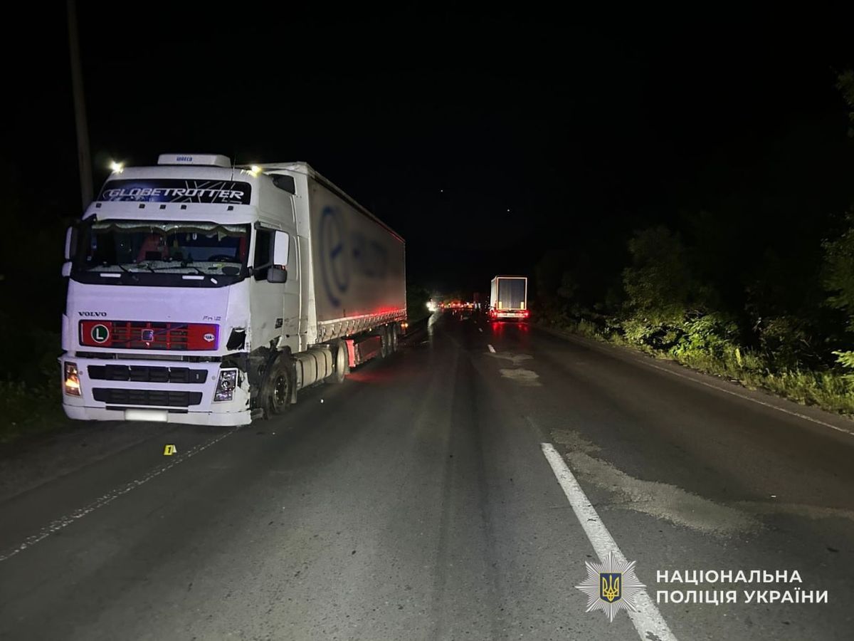У лобовій аварії з фурою на Закарпатті загинули мотоцикліст із пасажиром