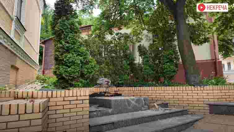 У Києві демонтували памʼятник Михайлу Булгакову У Києві демонтували памʼятник Михайлу Булгакову