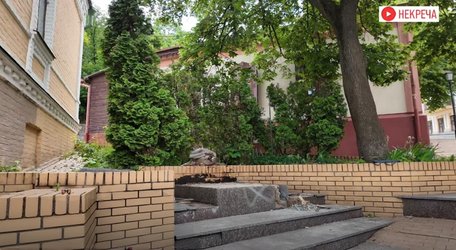 У Києві демонтували памʼятник Михайлу Булгакову