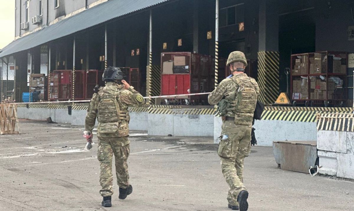 На поштовому терміналі в Києві стався вибух, є загиблий і поранені 