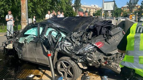 У Києві Mercedes на швидкості влетів у підземний перехід, четверо людей загинули