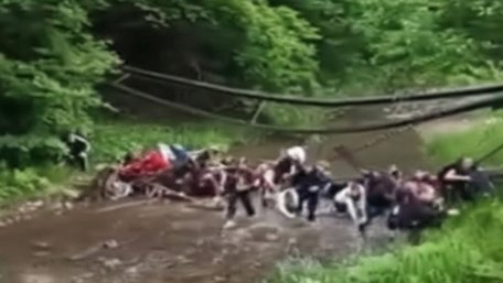 На Буковині шестеро школярів потрапили до лікарні через обвал підвісного мосту