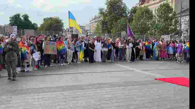 У центрі Львова під час ЛГБТ-мітингу побралася одностатева пара