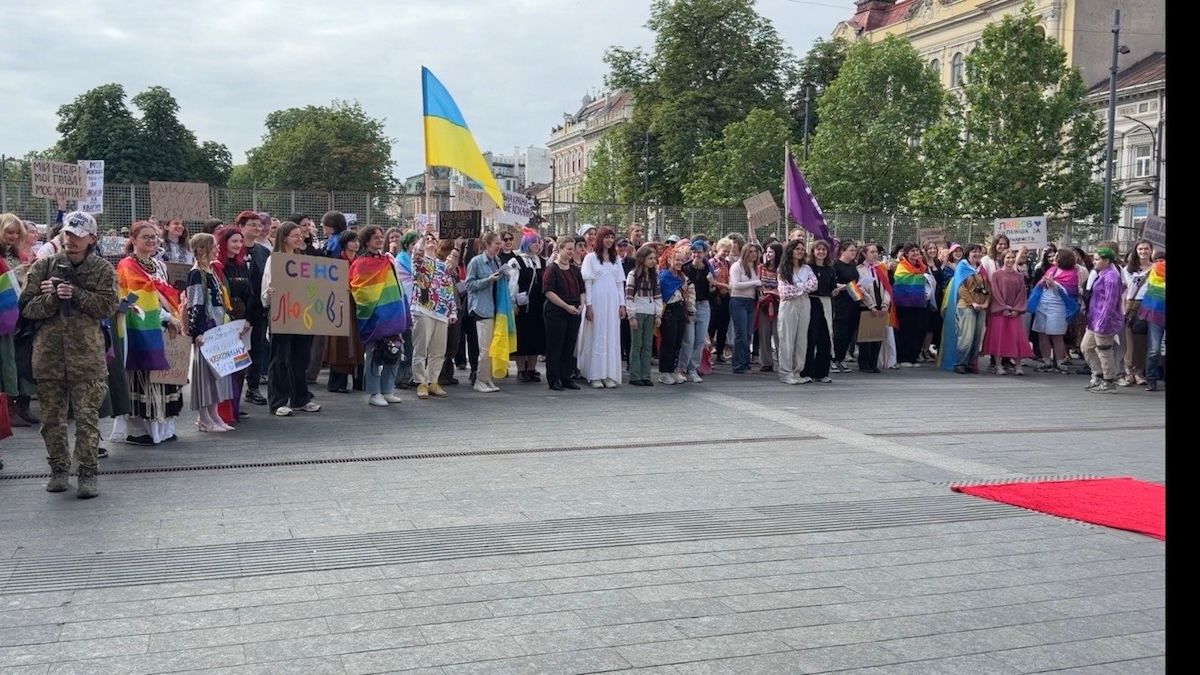 У центрі Львова під час ЛГБТ-мітингу побралася одностатева пара