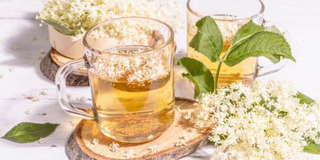Квас із бузини з родзинками та м’ятою. Рецепт дня