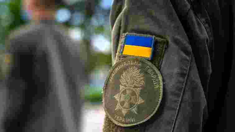 В Ужгороді засудили водія, який 500 метрів віз на капоті нацгвардійця