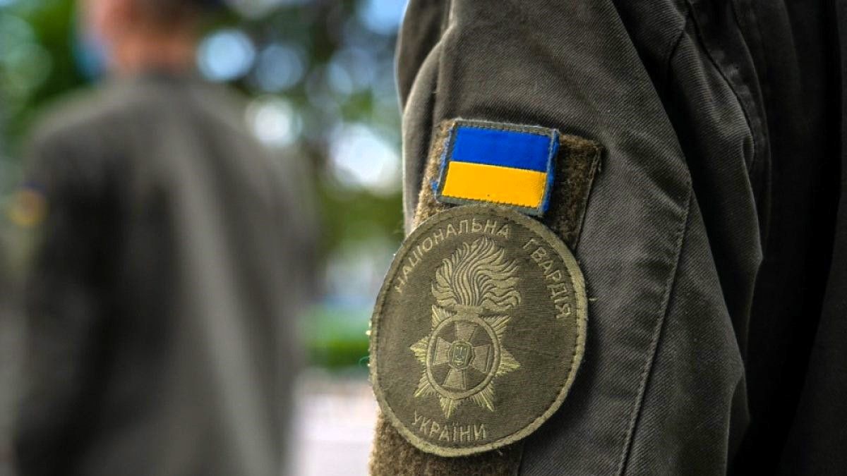 В Ужгороді засудили водія, який 500 метрів віз на капоті нацгвардійця