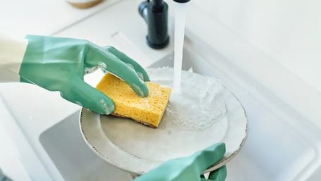 Неприємний запах зникне: як освіжити кухонну губку