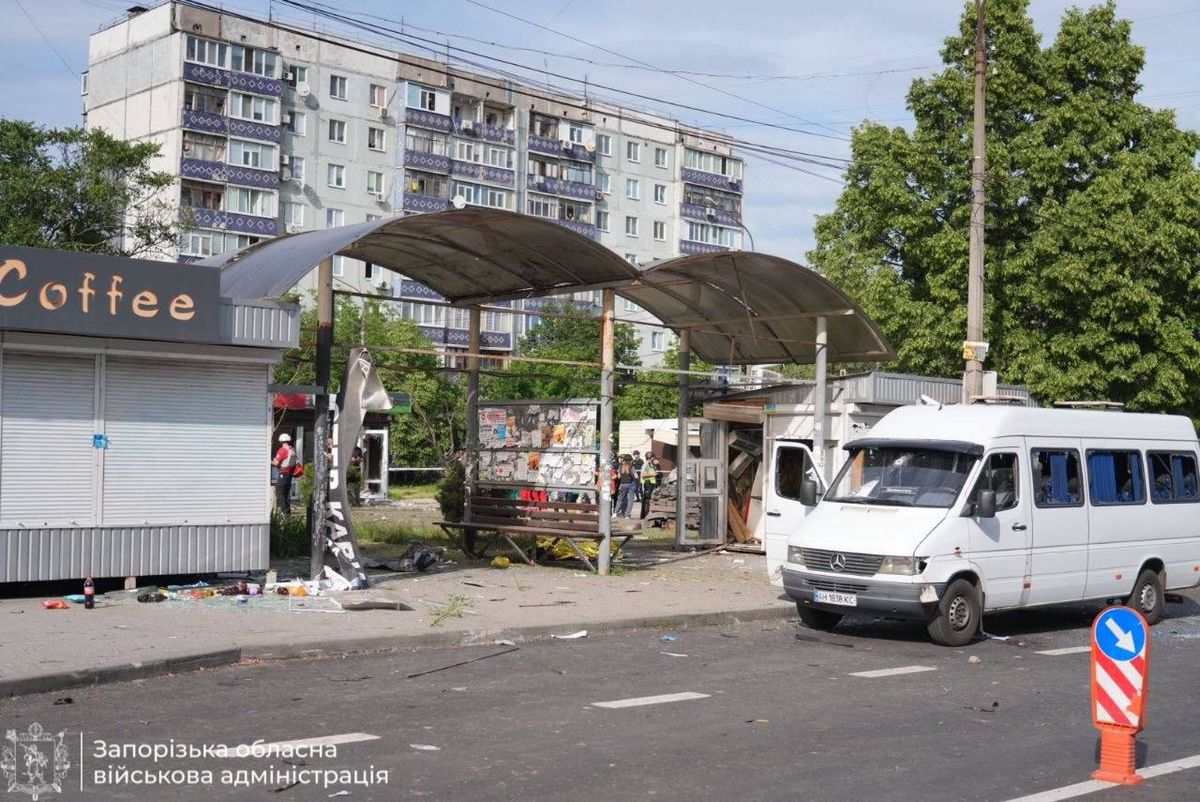 Двоє людей загинули внаслідок російського обстрілу зупинки у Запоріжжі