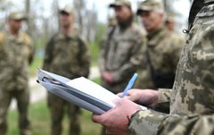 Поліція Волині затримала чоловіків, які з лопатами та сокирою напали на військових ТЦК
