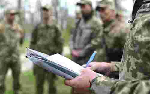 Поліція Волині затримала чоловіків, які з лопатами та сокирою напали на військових ТЦК