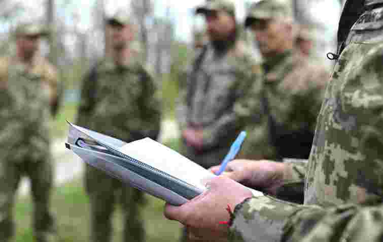 Поліція Волині затримала чоловіків, які з лопатами та сокирою напали на військових ТЦК