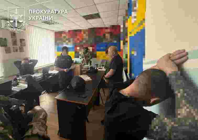На Харківщині трьом посадовцям армійського корпусу оголосили підозри за побори з підлеглих