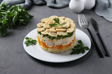 Ситний салат «Зевс» із печерицями та копченою курячою грудкою. Рецепт дня