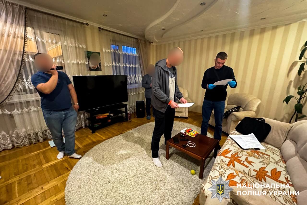 Поліція провела обшуки у підозрюваних
