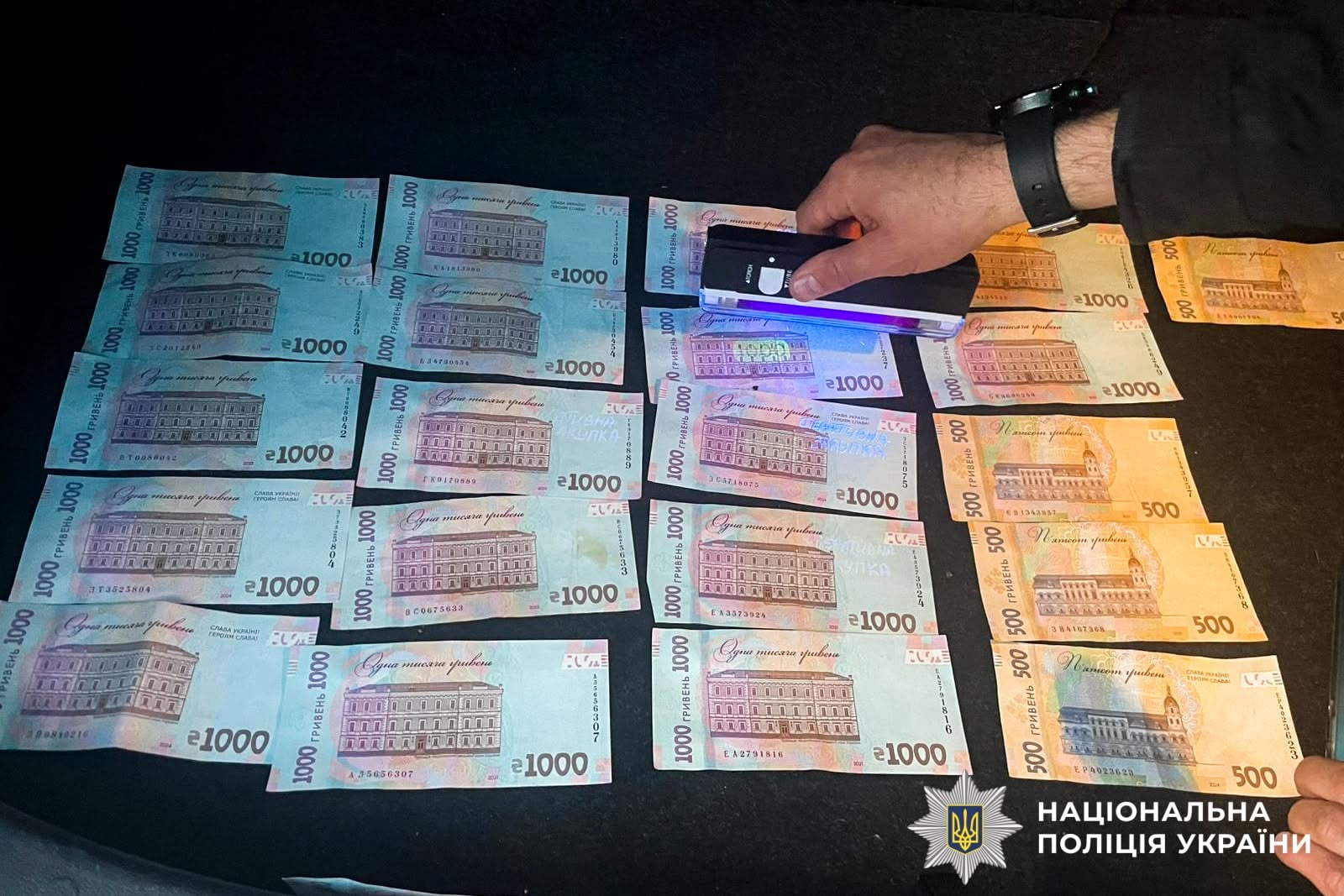 Поліція провела обшуки у підозрюваних
