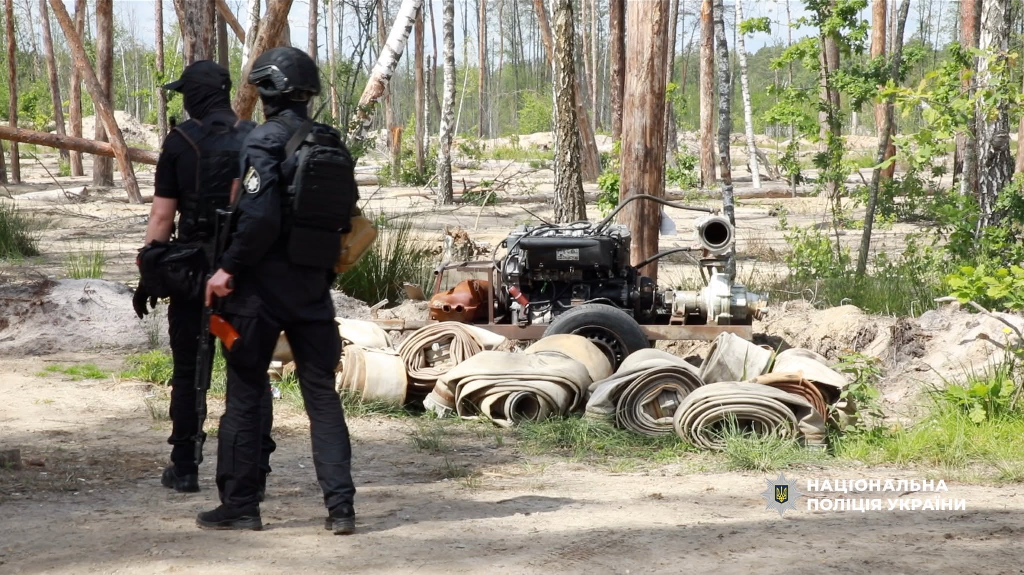 Під час 47 обшуків правоохоронці вилучили мотопомпи, бурштин, готівку та геологічну документацію