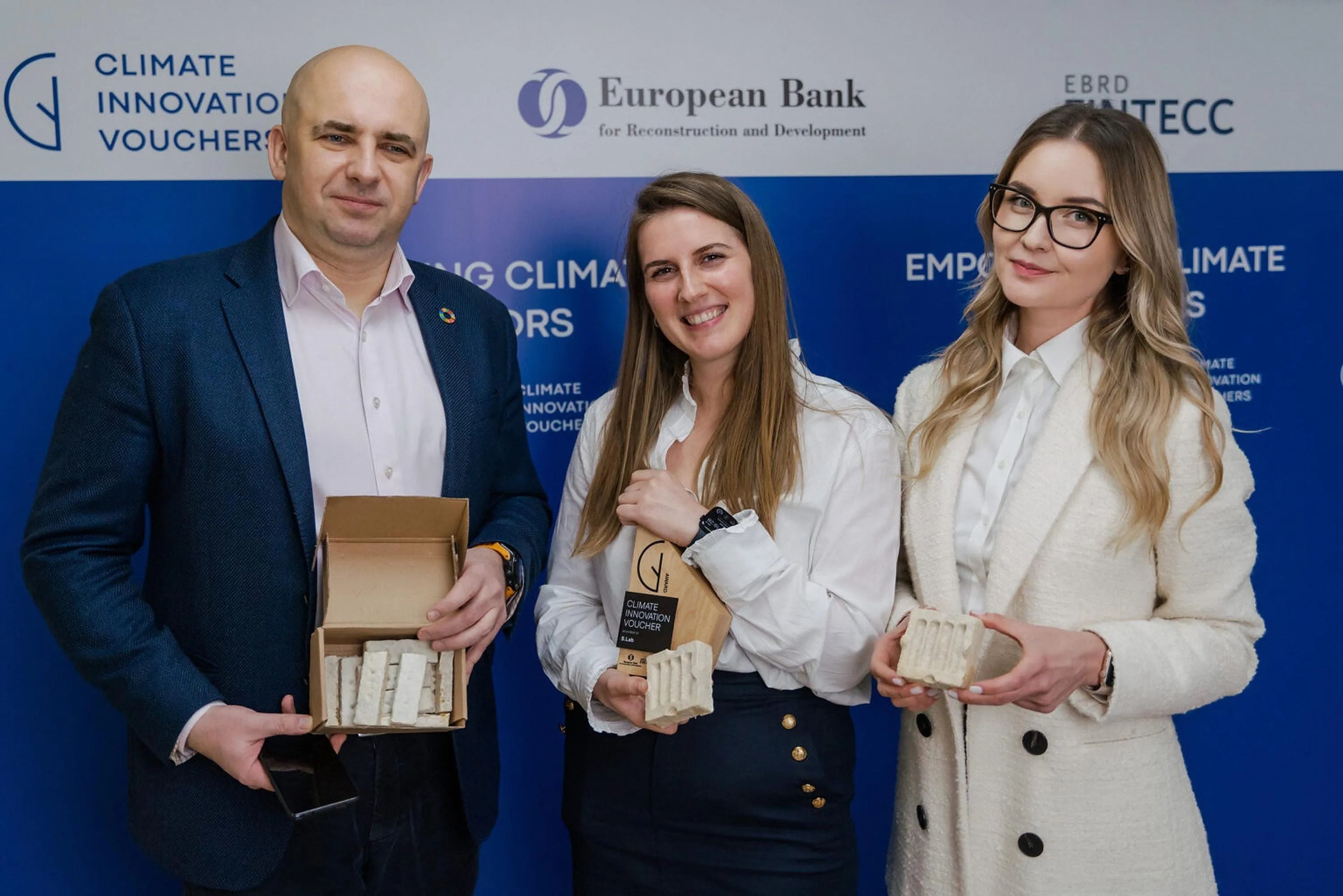 Юлія Бялецька (в центрі) разом зі співзасновником Greencubator Романом Зінченком та менеджеркою проєкту Ольгою Зубчик / Фото надане S.Lab