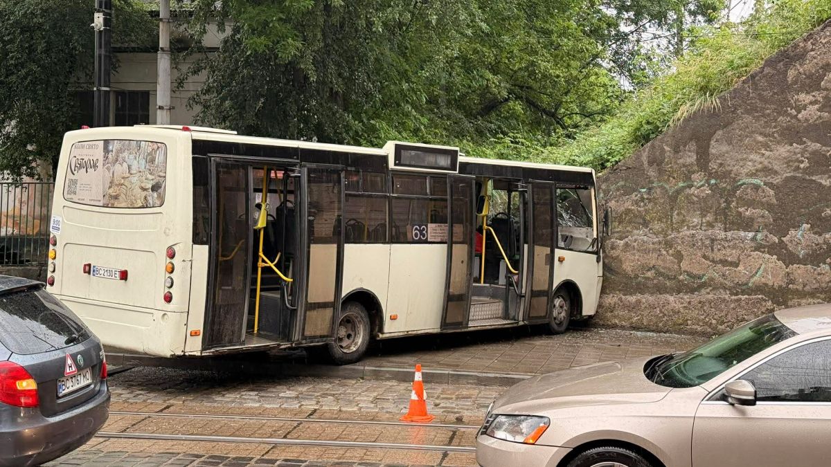 На вул. Замарстинівській у Львові маршрутка вʼїхала у камʼяну стіну