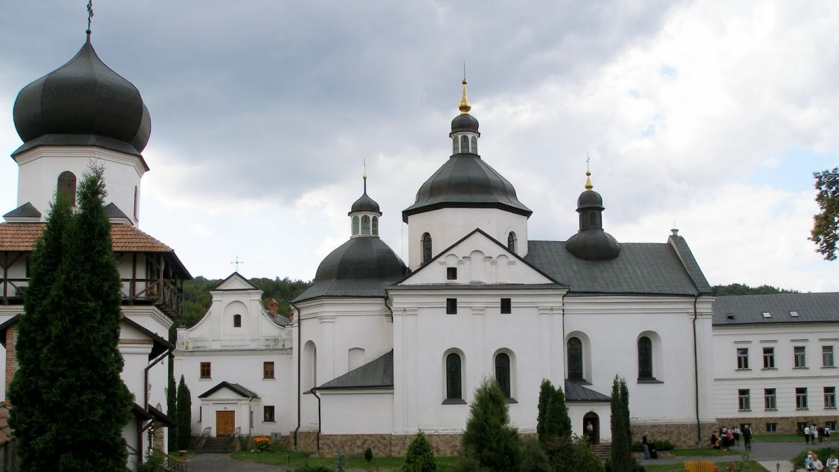 Молитва, джерело, печери і шоколад: чому варто відвідати Крехів
