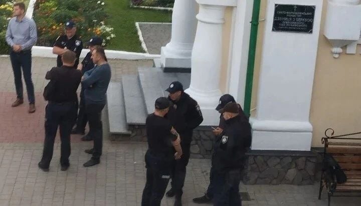 Виконавча служба біля стін монастиря у Кременці/фото news.church.ua