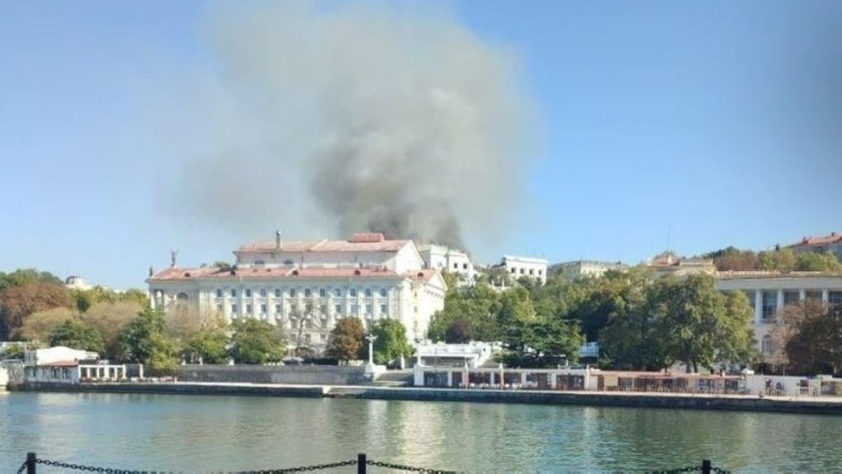 Офіцери Чорноморського флоту тікають із Севастополя разом з родинами