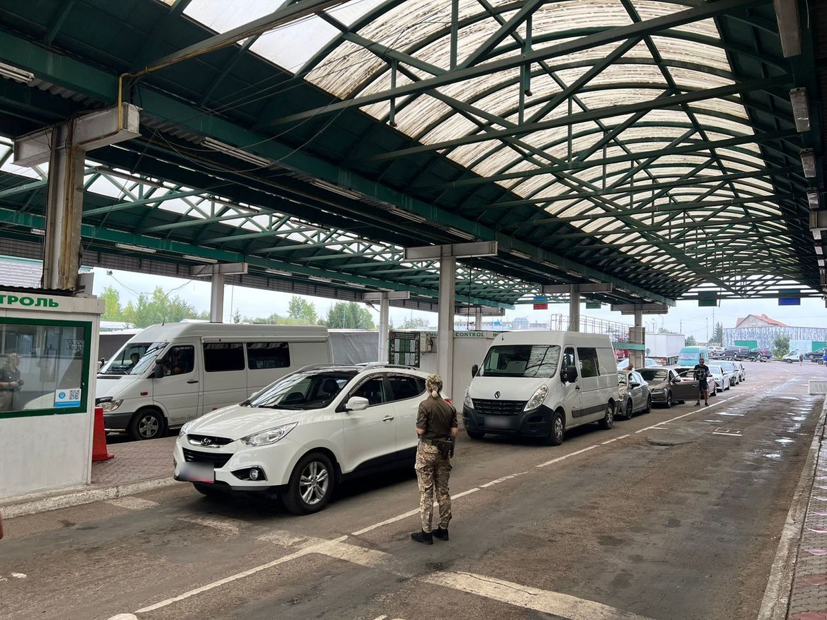 Від завтра Польща обмежить пропуск автобусів через «Шегині»  