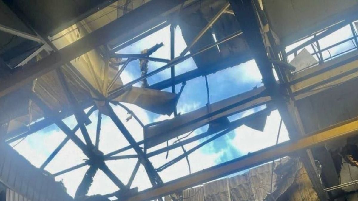 Російські війська завдали удару по підприємству у Дніпрі, є постраждалі