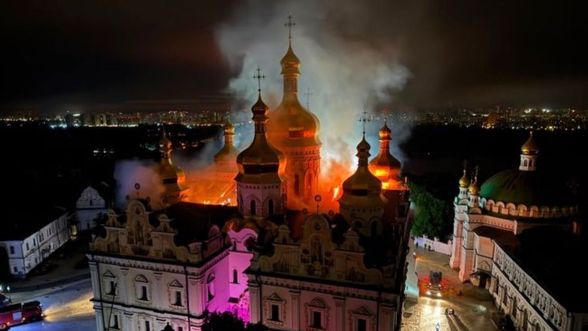Росія пошкодила Успенський собор Києво-Печерської лаври, спалахнула пожежа