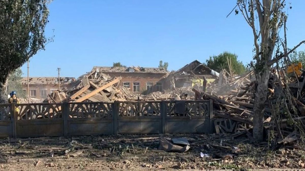 Росіяни вдарили по точці видачі гуманітарної допомоги у Комишувасі