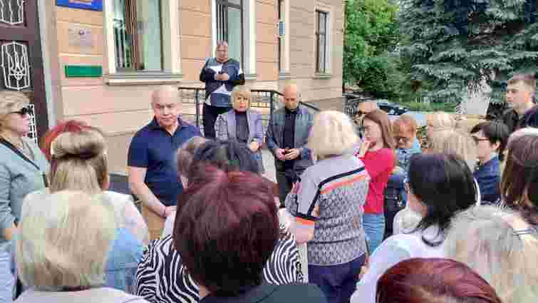 Вчителі тернопільської школи протестували під міськрадою через призначення нової директорки