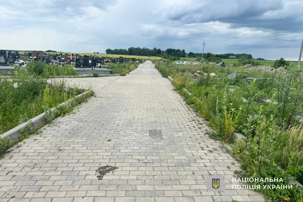 На кладовищі біля Тернополя з ковша трактора випав і загинув чоловік