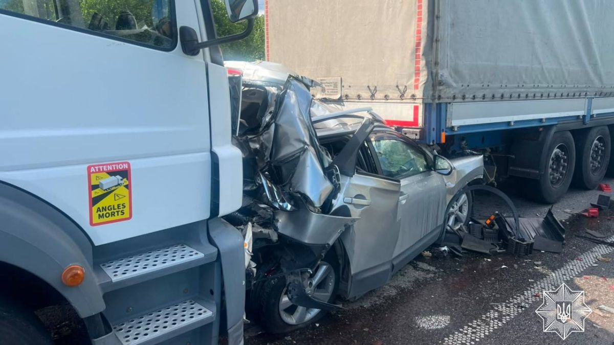 Внаслідок ДТП біля Винників легковик затиснуло між двома вантажівками