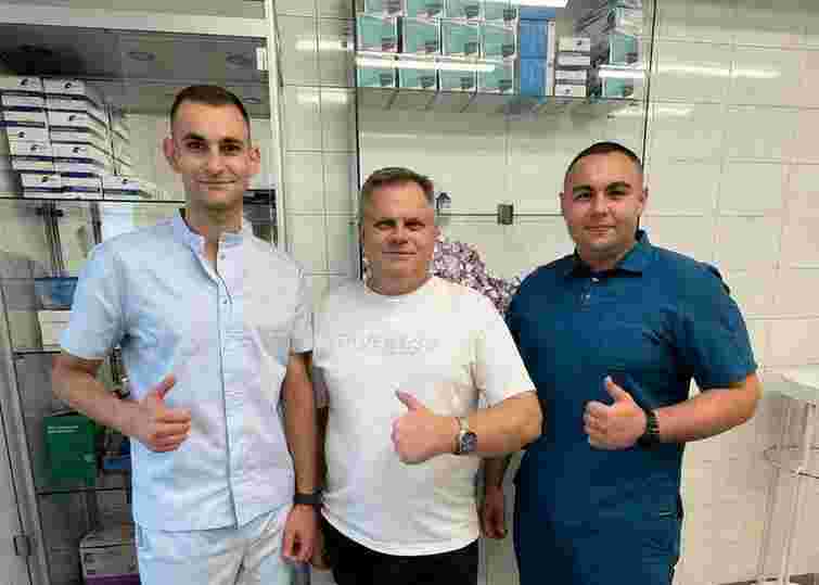 Травматологи з Чернівців пришили пацієнту повністю відрізаний палець