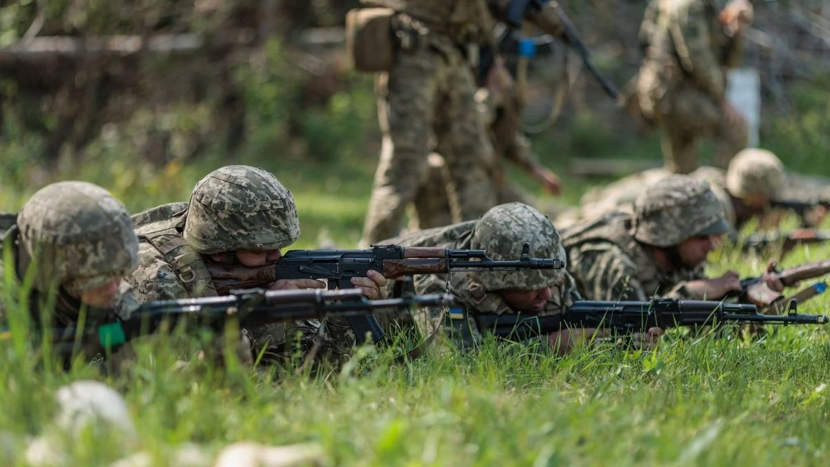 Указ  президента дозволить звільнення військових з незавершеними контрактами