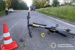 Унаслідок зіткнення з КамАЗом на Хмельниччині загинув велосипедист